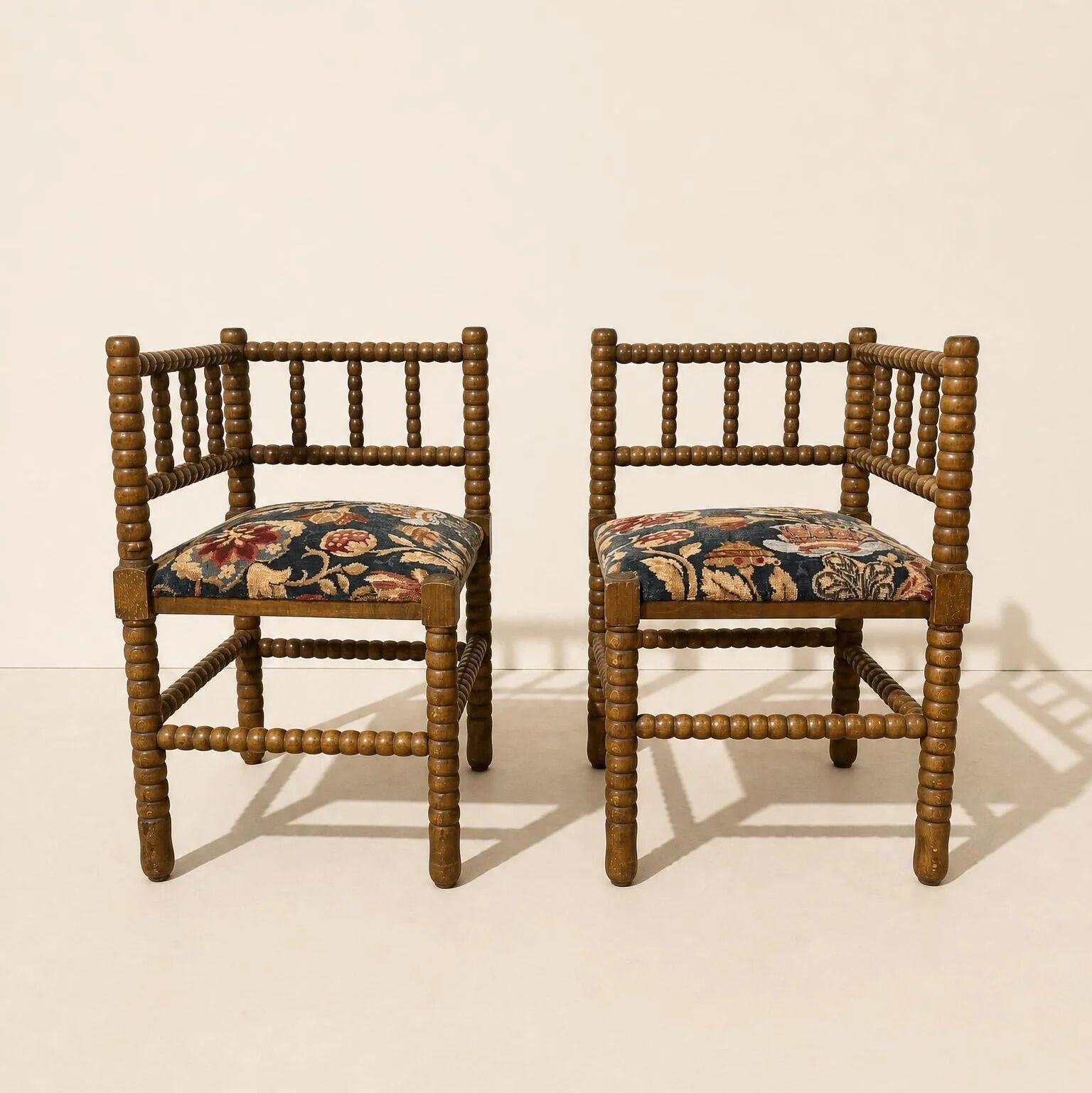Duo de chaise d'angle en bois tourné bobines et assise tissu, milieu XXème