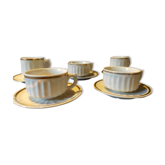 5 tasses et soucoupes en porcelaine cannelée