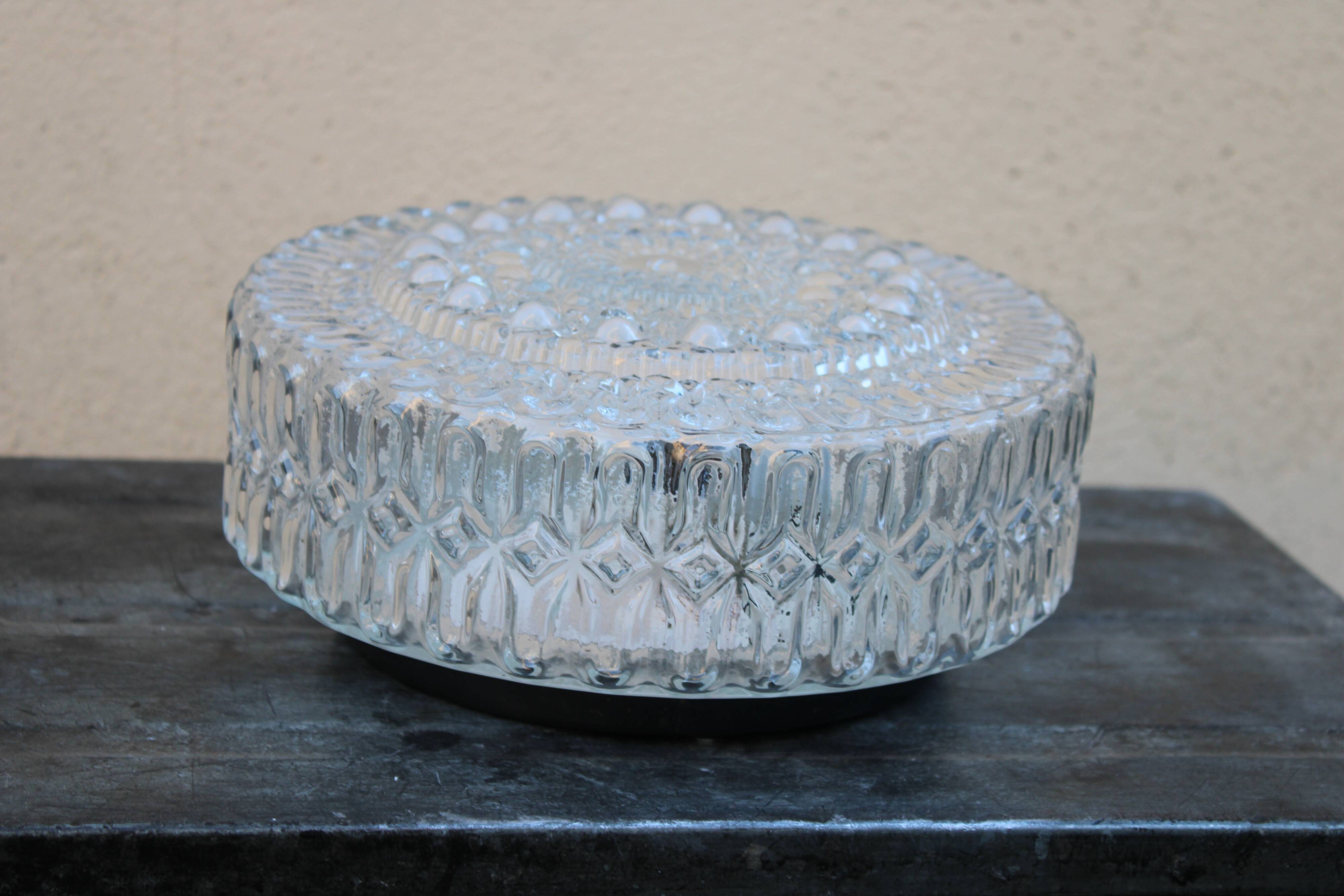 Plafonnier en verre moulé