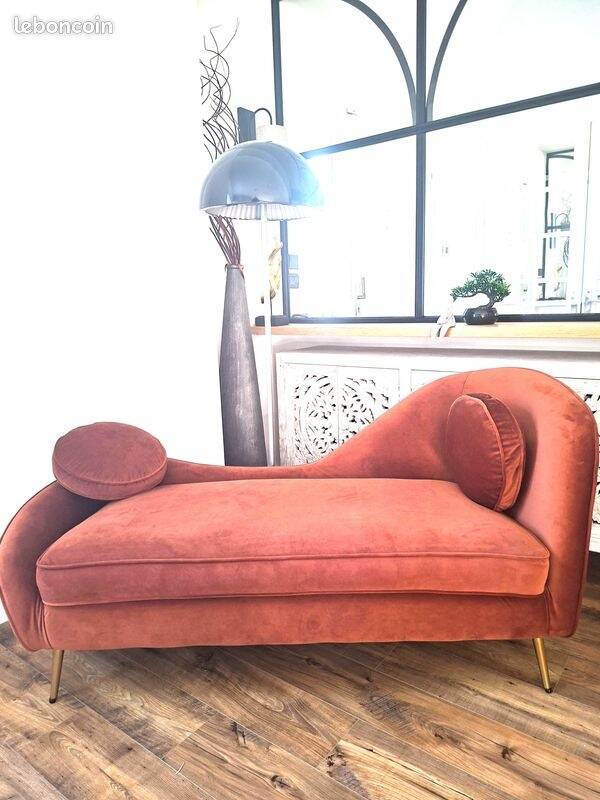 Magnificent chaise longue for a lounge or waiting room.