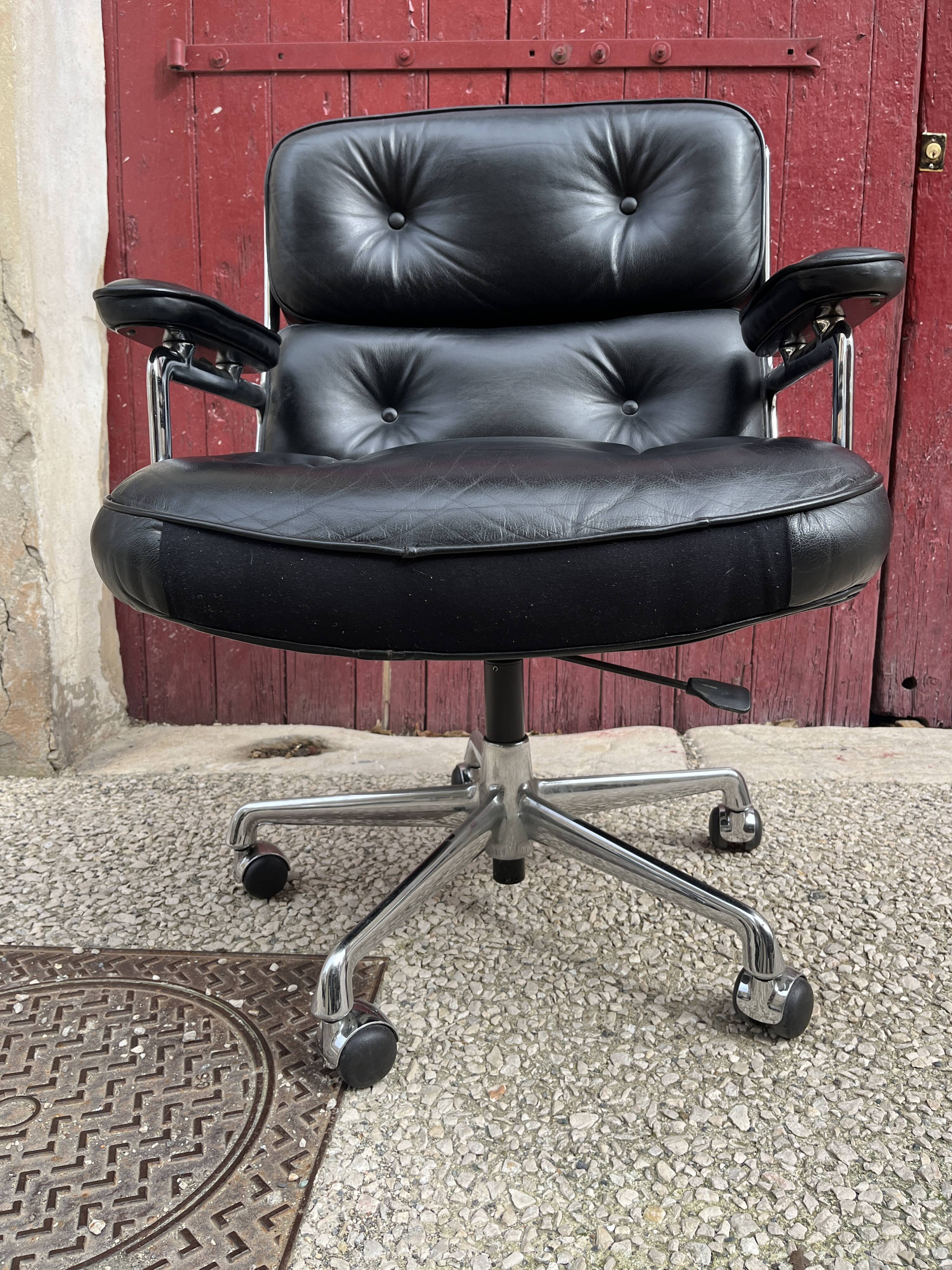 Charles Eames Vitra ES104 leather office chair