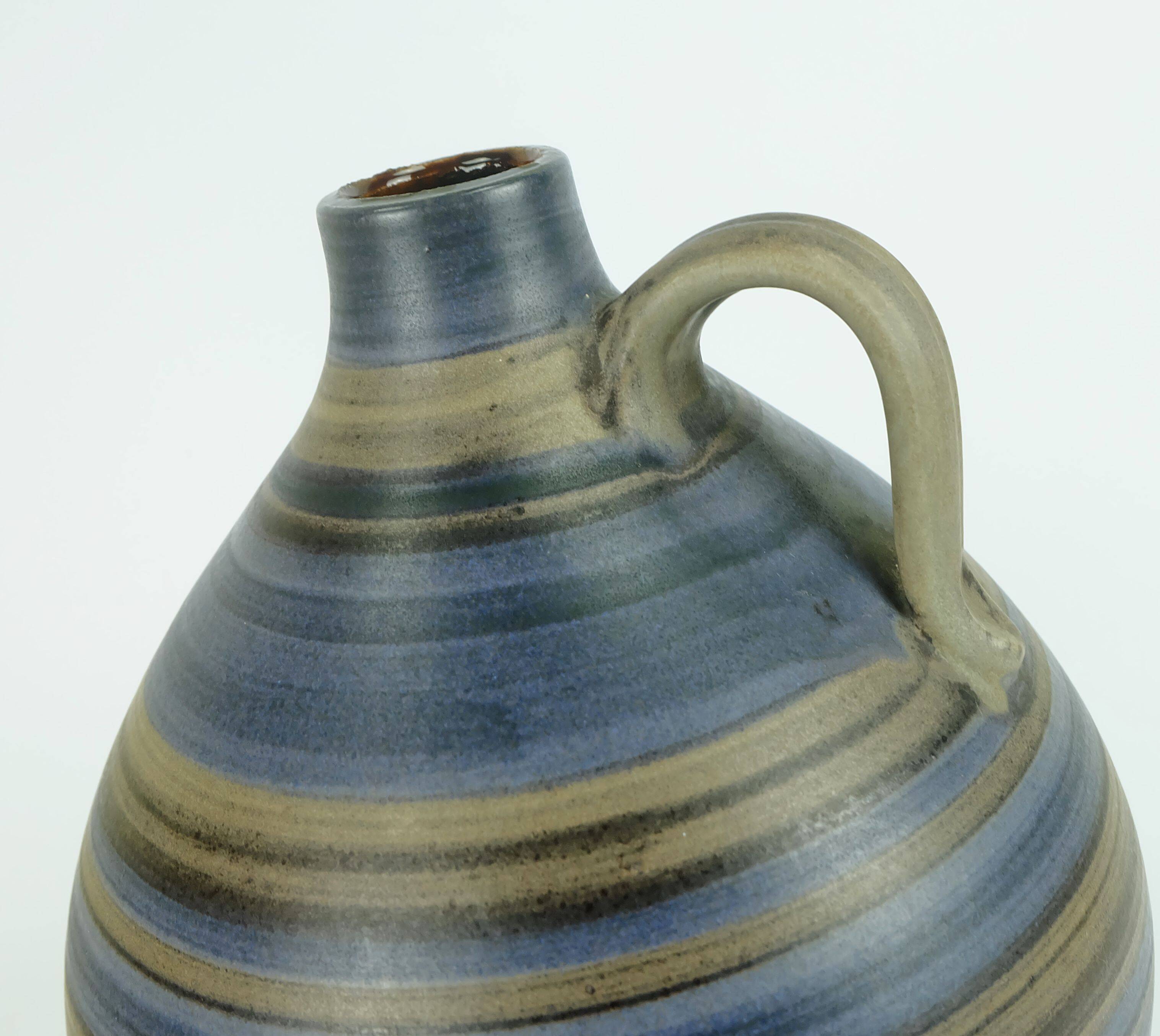 VASE en forme de cruche des années 1950 avec un motif rayé en bleu, marron et noir modèle 252/30