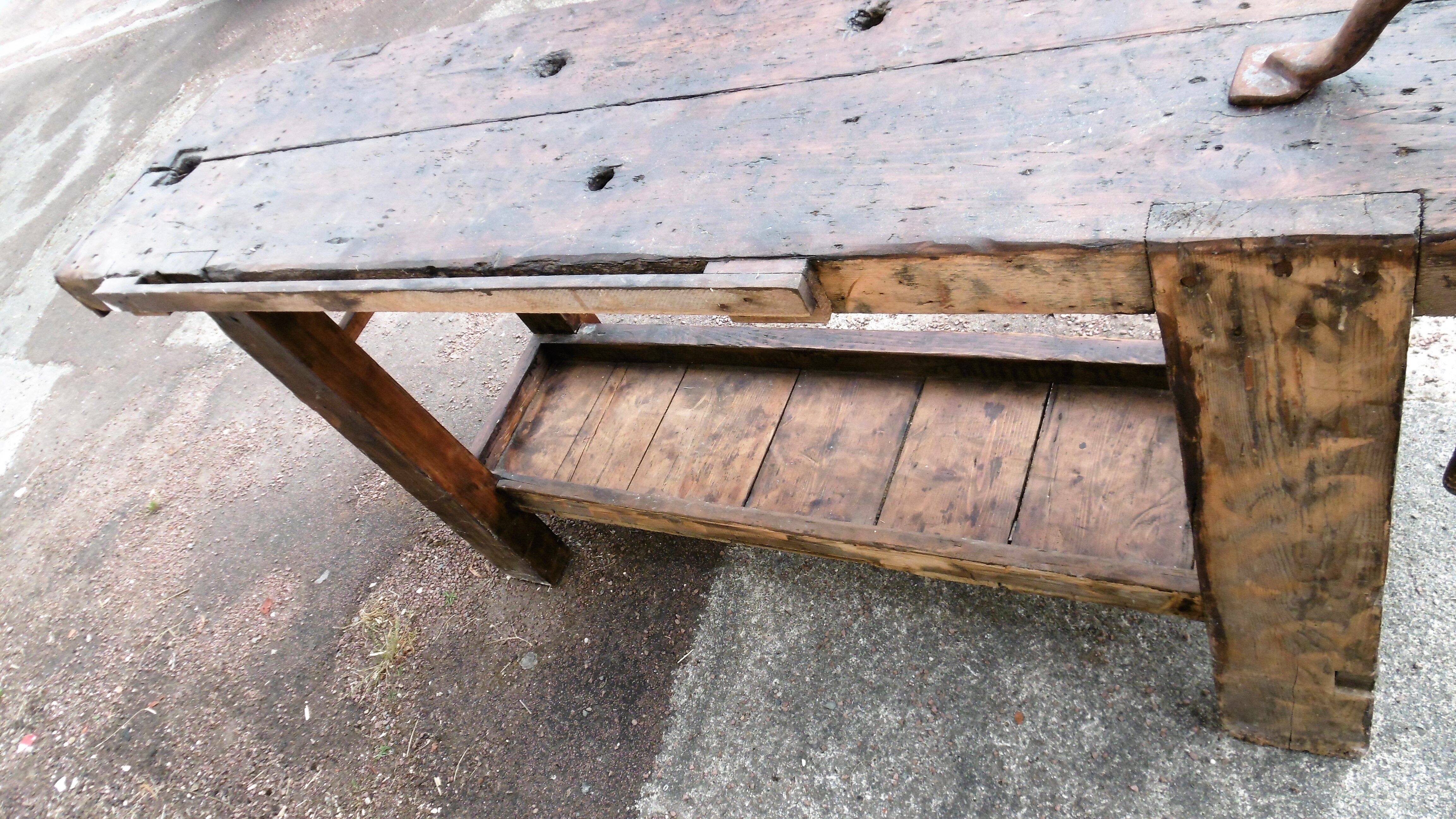 Workbench in raw wood with the press