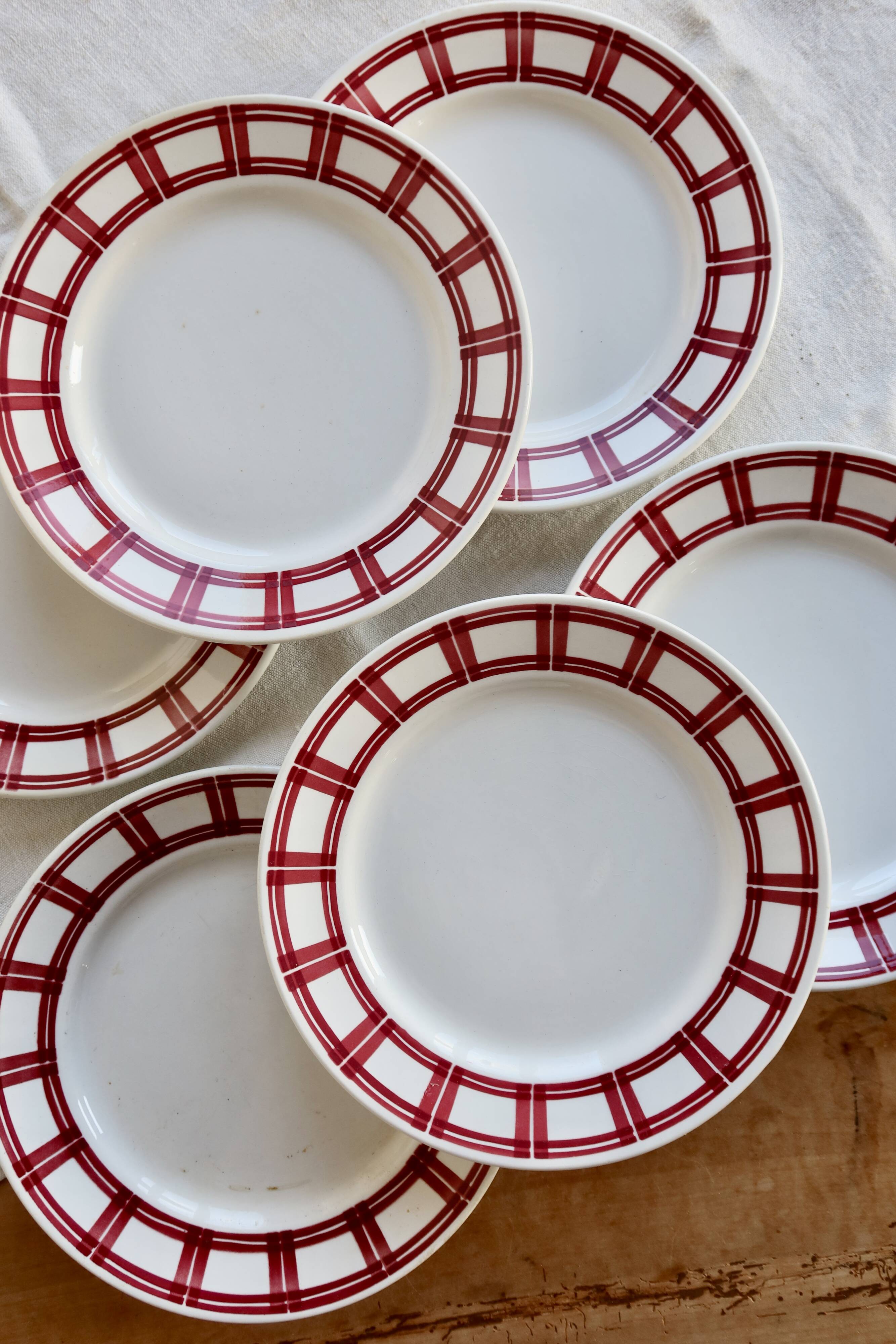 6 flat plates Badonviller ironstone with red geometric decoration