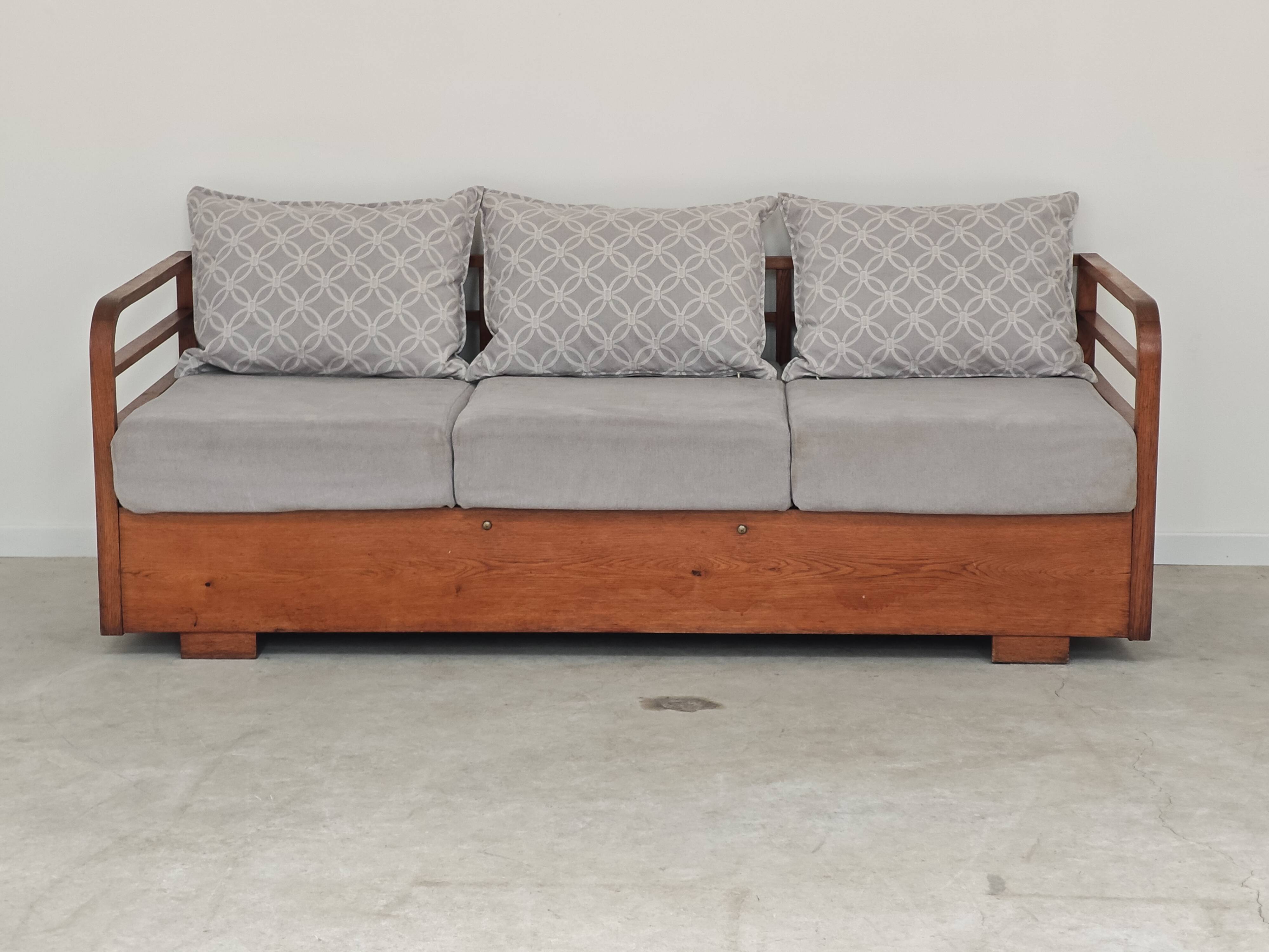 Art Deco sofa gray fabric Jindrich Halabala 1930