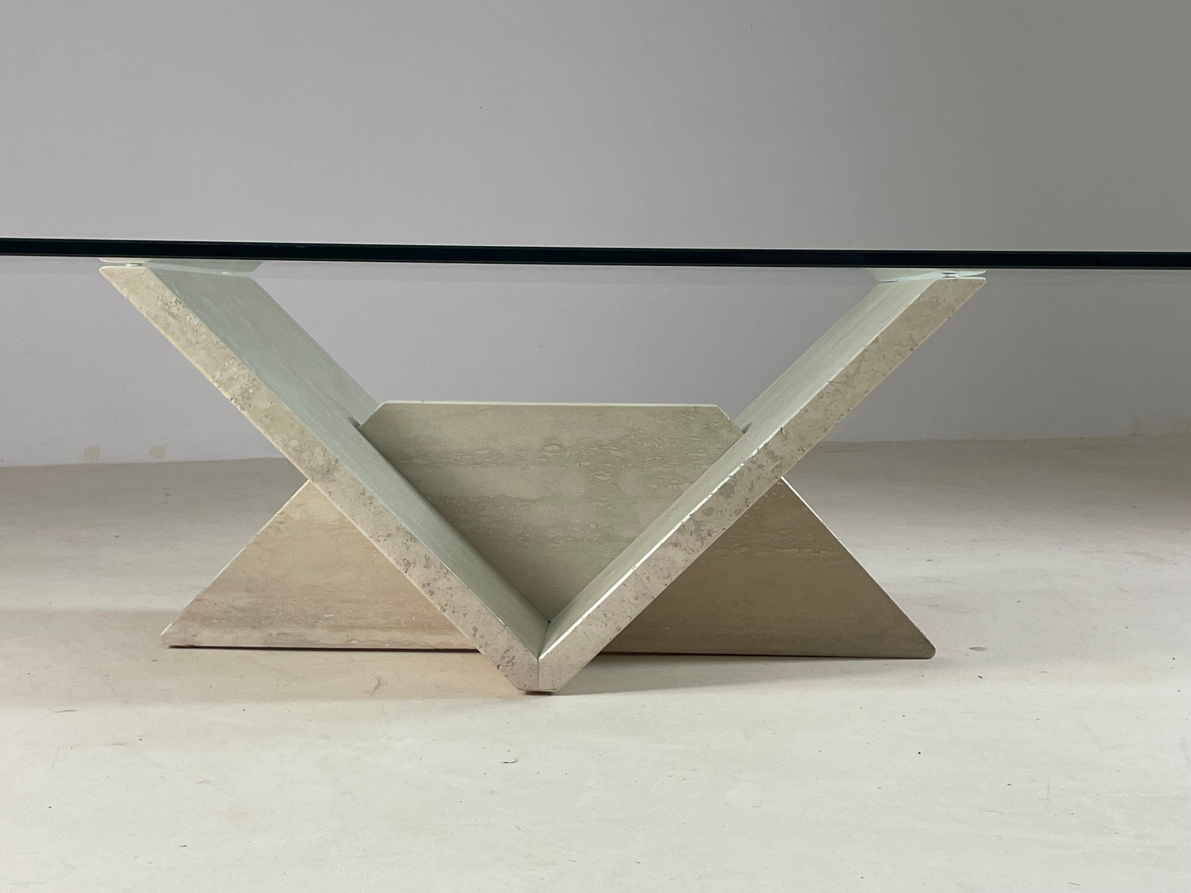 Table basse italienne en travertin et verre, 1970s