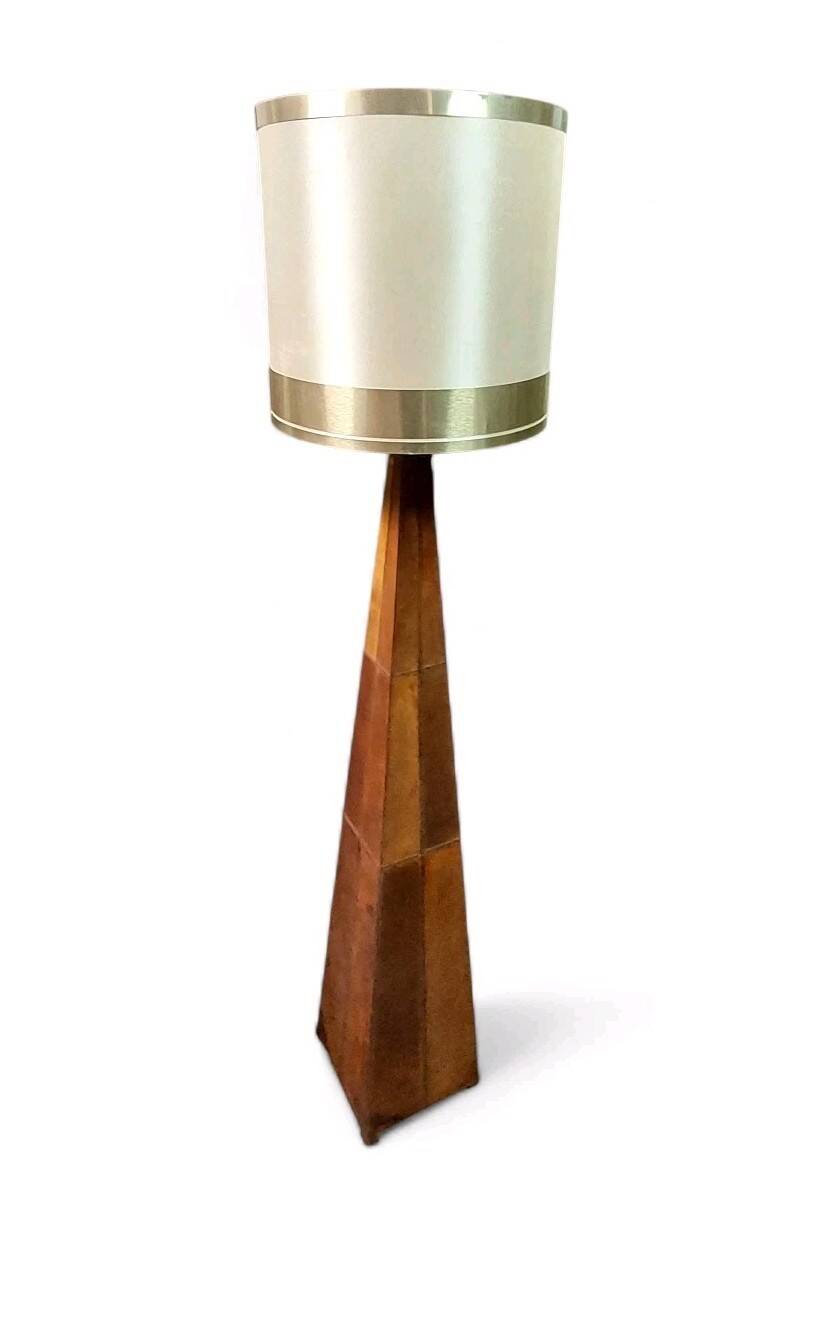 Vintage 80s design floor lamp in leather and brass.