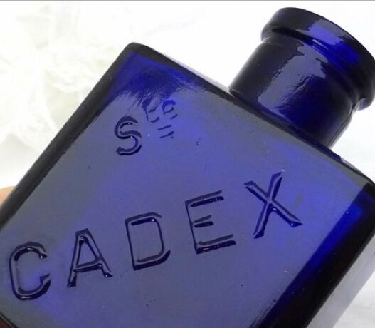 Flacon cadex en verre bleu cobalt