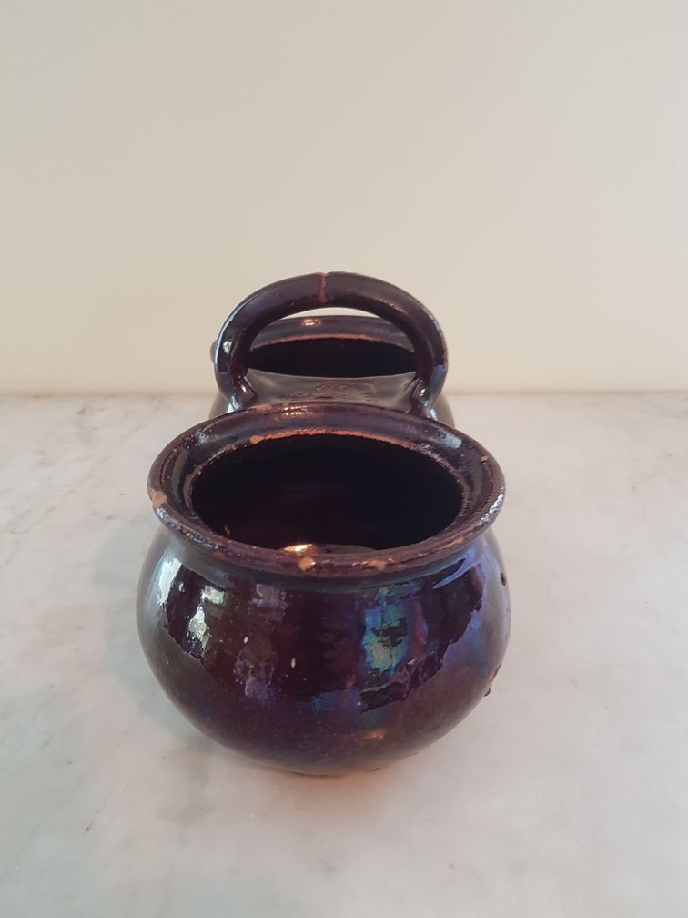 Double pot in varnished sandstone