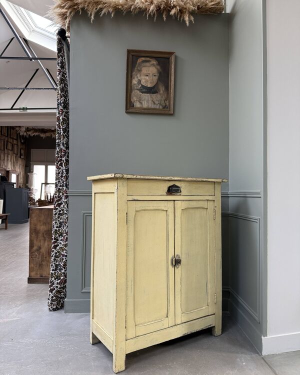 Buffet parisien patine jaune beurre