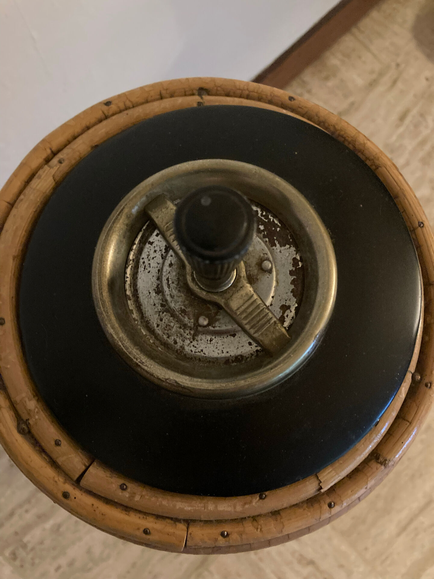 Cendrier sur pied en rotin vintage