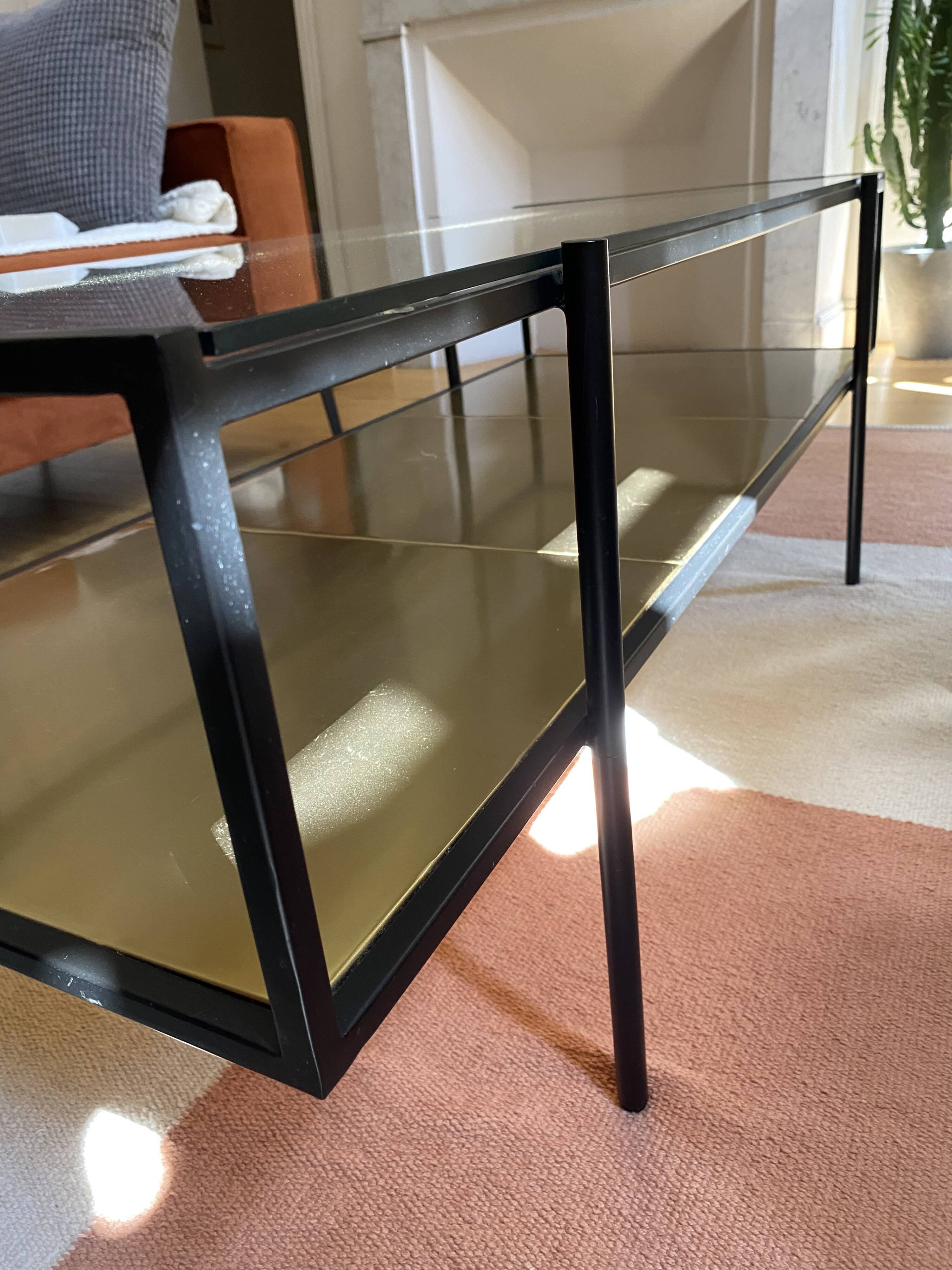 Table basse rectangulaire en laiton et verre