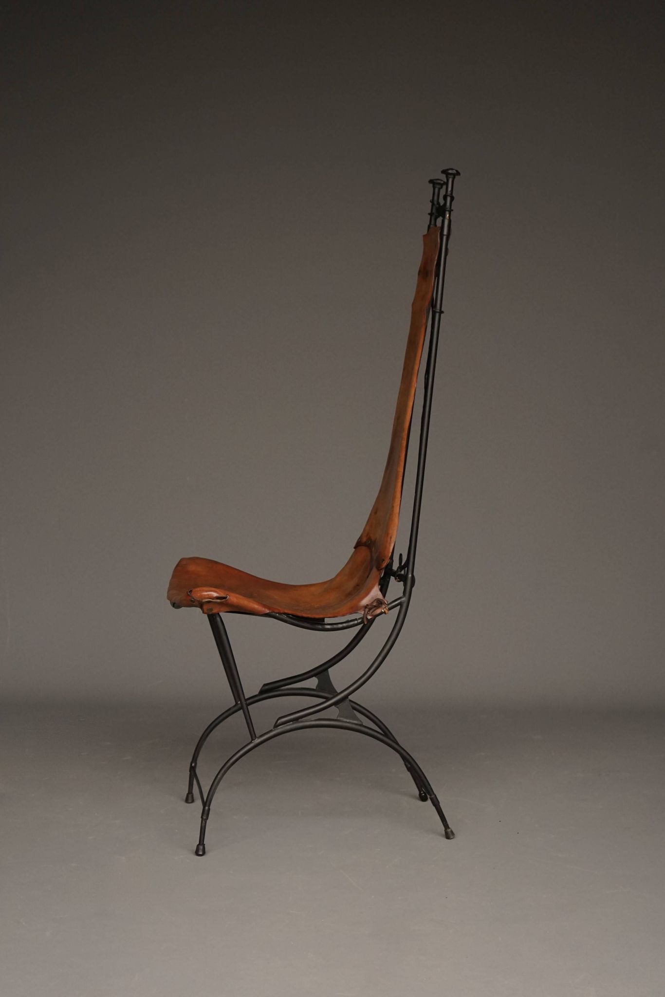 Chaise d'appoint en fer et cuir par Sido et François Thévenin, années 1980