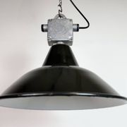 Lampe à pendentif en émail noir industriel d'Elektrosvit, années 1960.