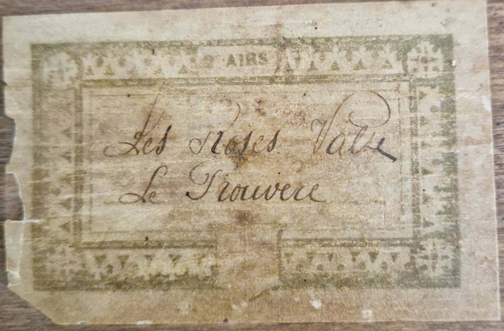 Antique musical trivet made of carved wood and Belle Époque earthenware.