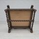 Fauteuil danois à haut dossier des années 1930, en maille, velours et bois de chêne sculpté.