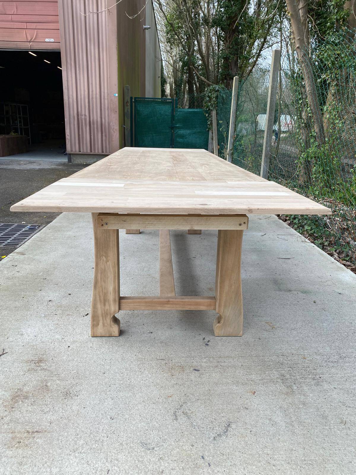 Table de ferme extensible rénovée en chêne brut 300cm pieds sculptés