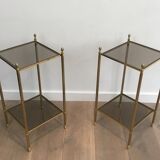 Paire de bouts de canapé de style néoclassique en métal doré et verre