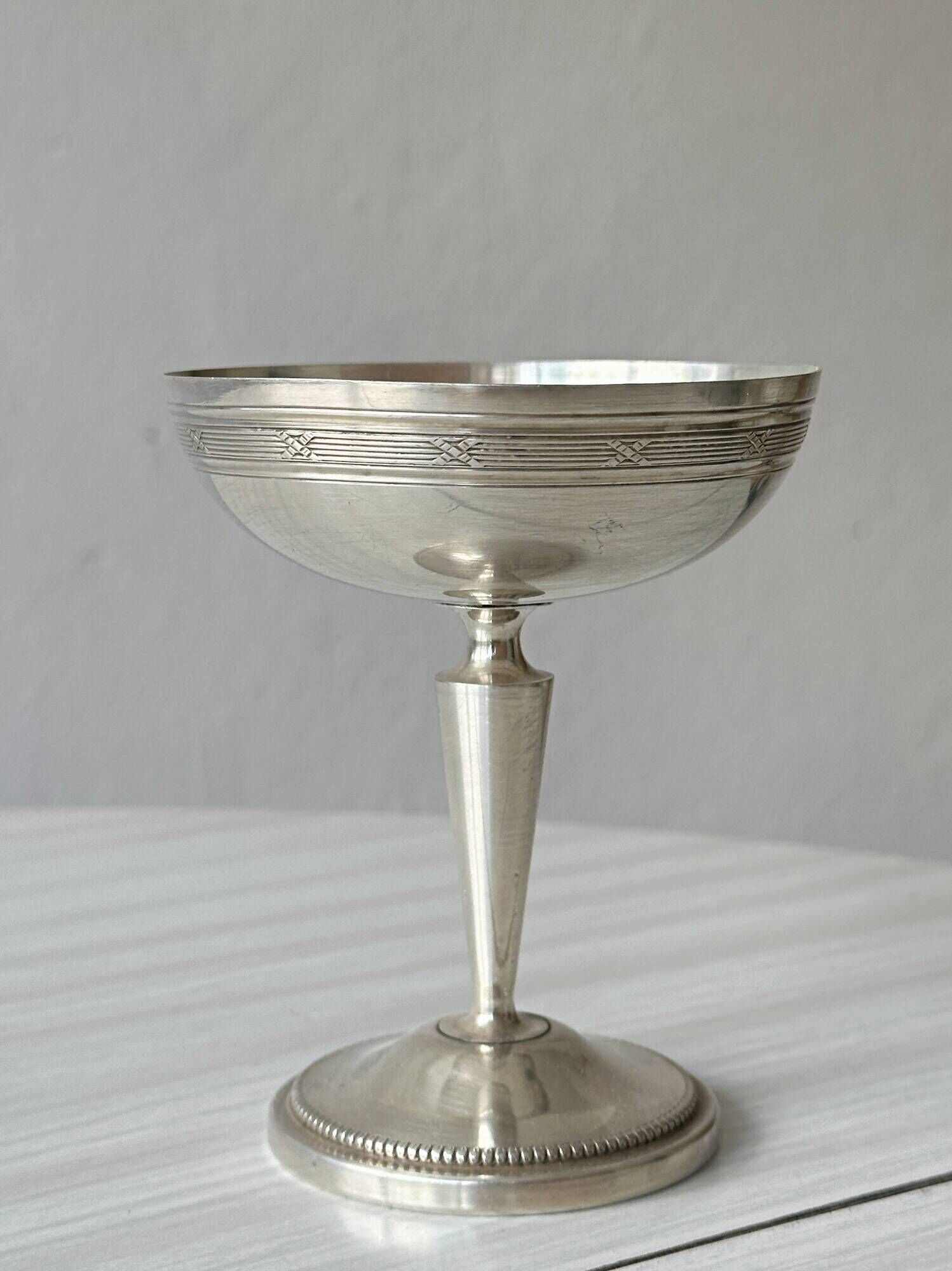 Coupe sur pied en métal argenté