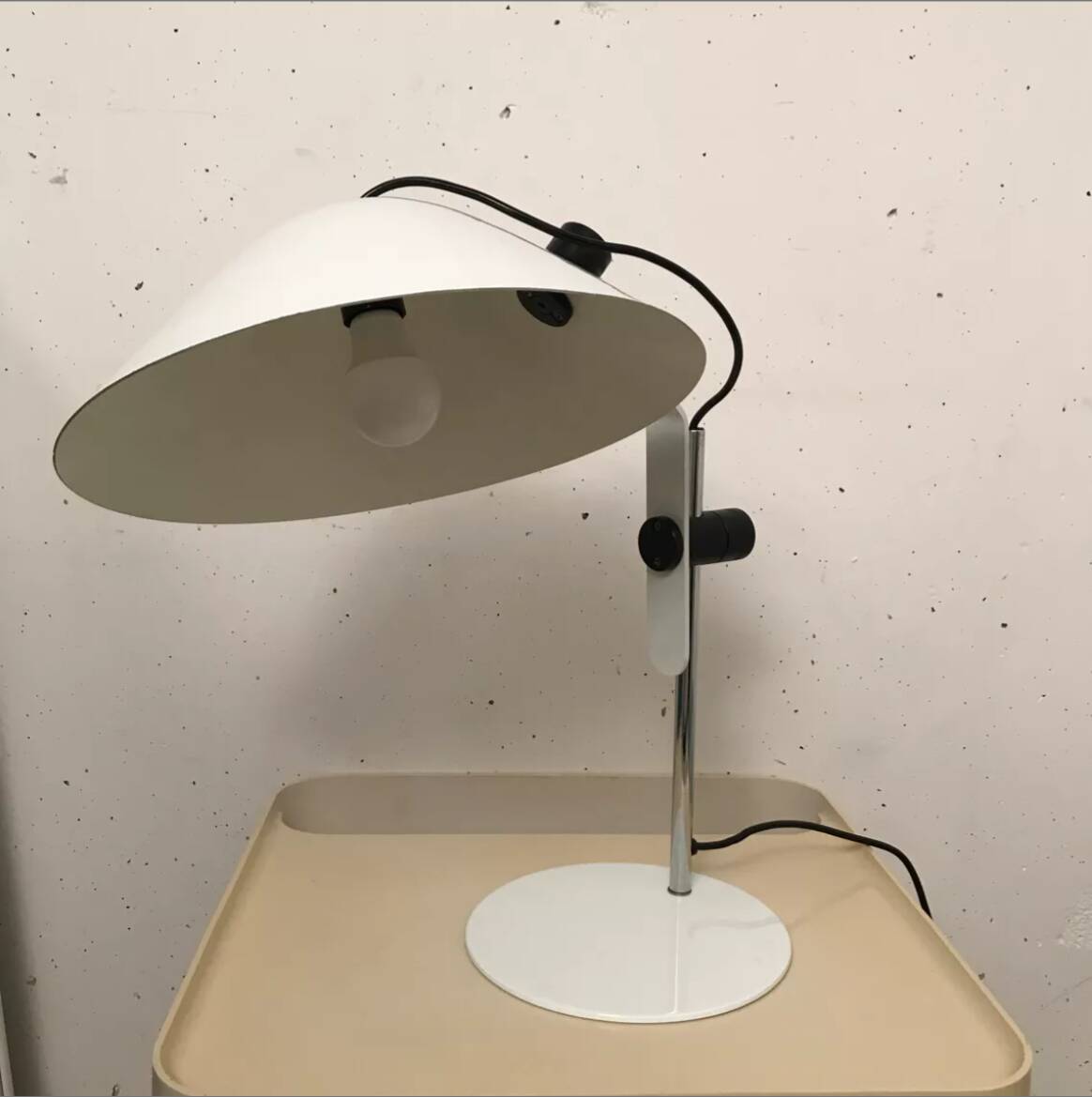 White lacquered metal lamp, Lella Montecroci and Marco de Carli, Arrelam, 1970