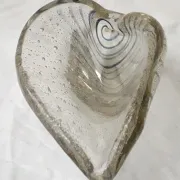 Shell-shaped glass catchall