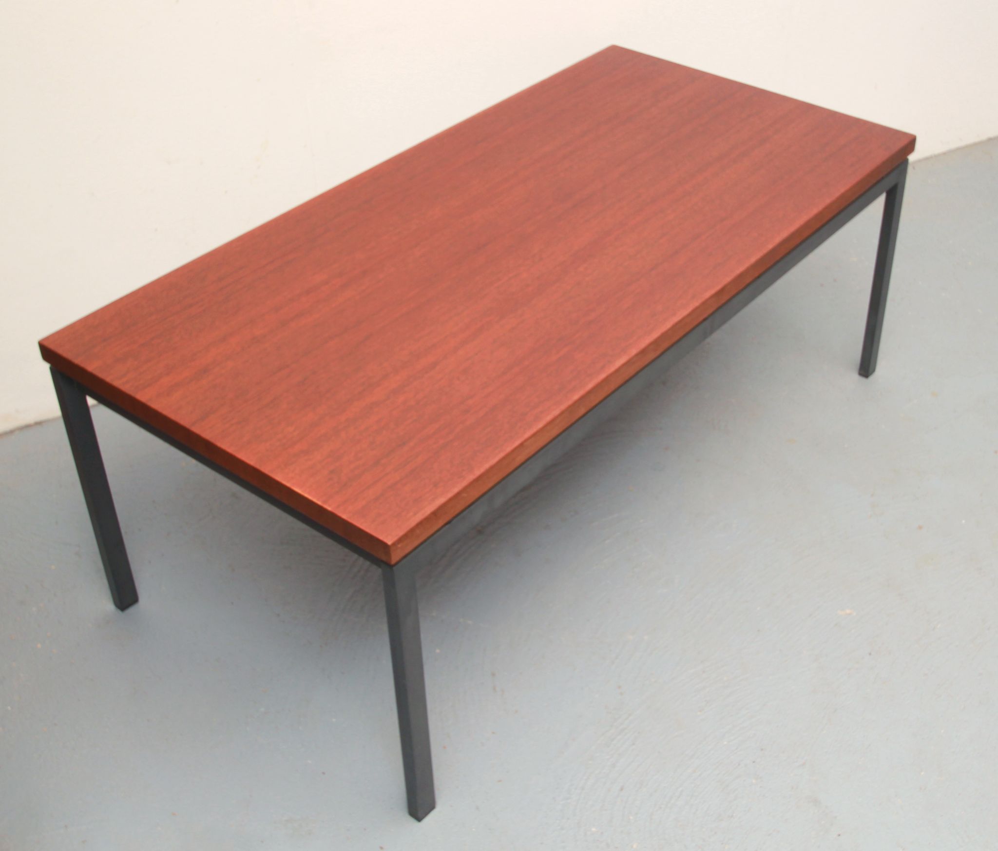 Table basse des années 1960 en teck et métal