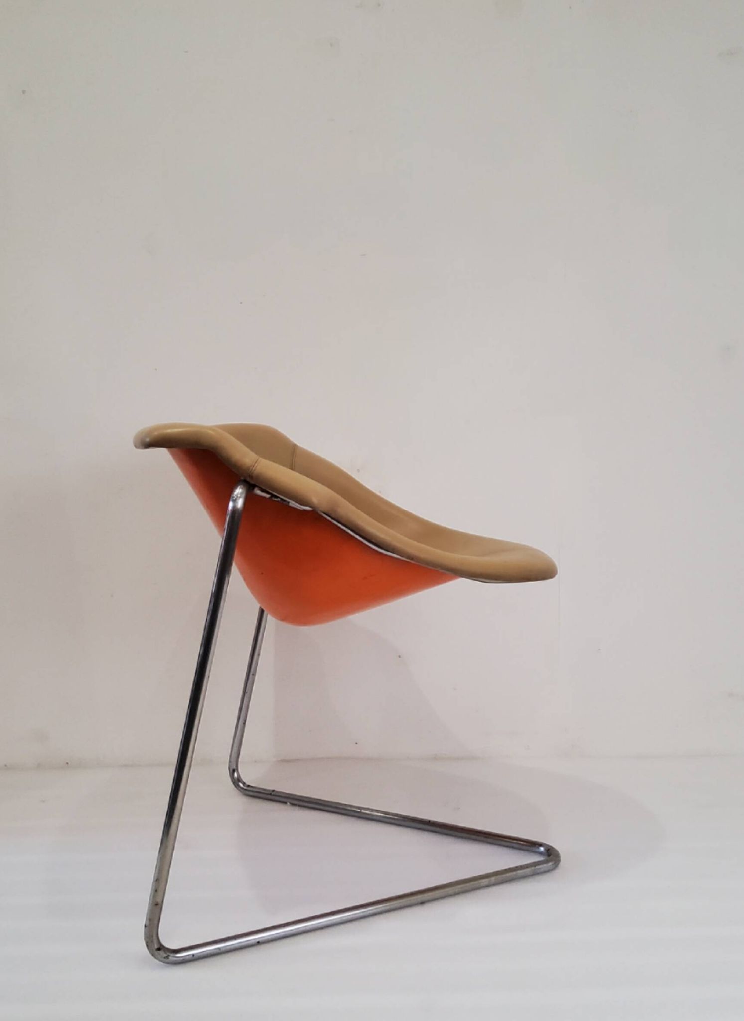 "Pussycat" chair design by Kwok Hoi Chan in leather