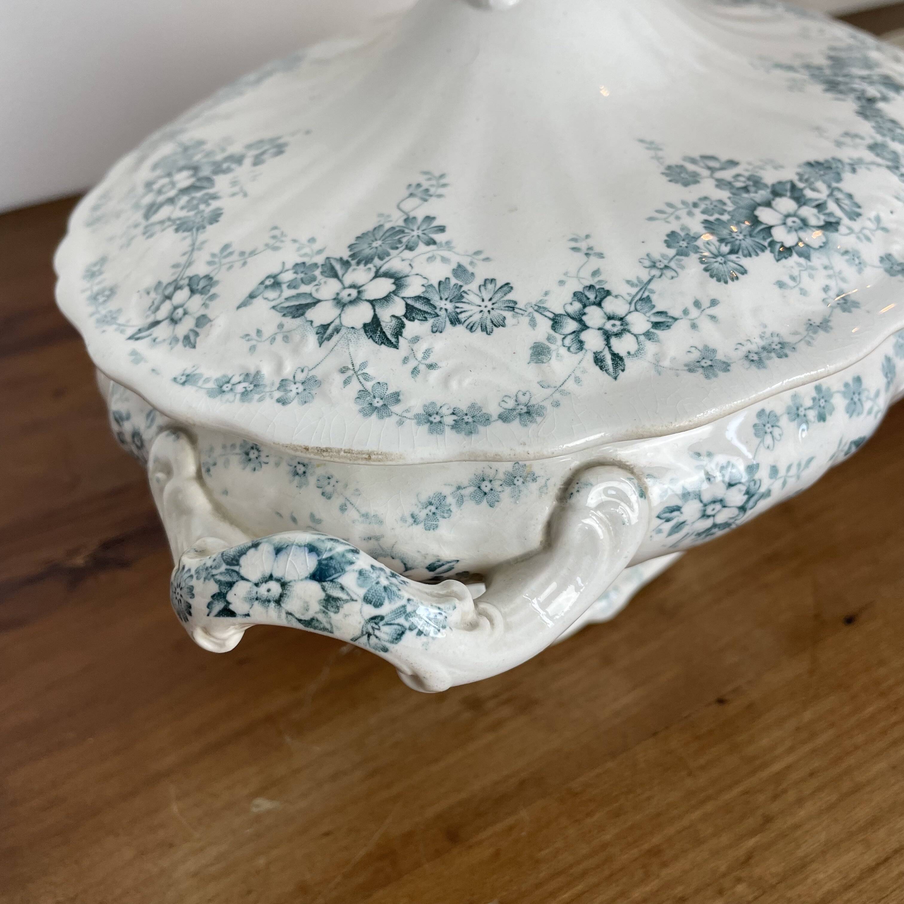 Covered dish, vegetable dish in Maastricht earthenware, Clara model