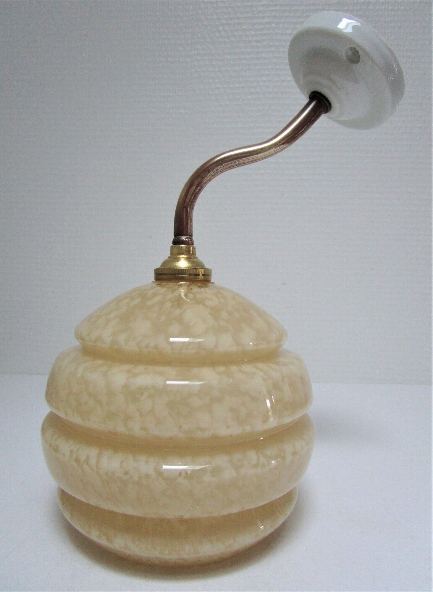 Applique porcelaine laiton et verre de Clichy jaune vanille