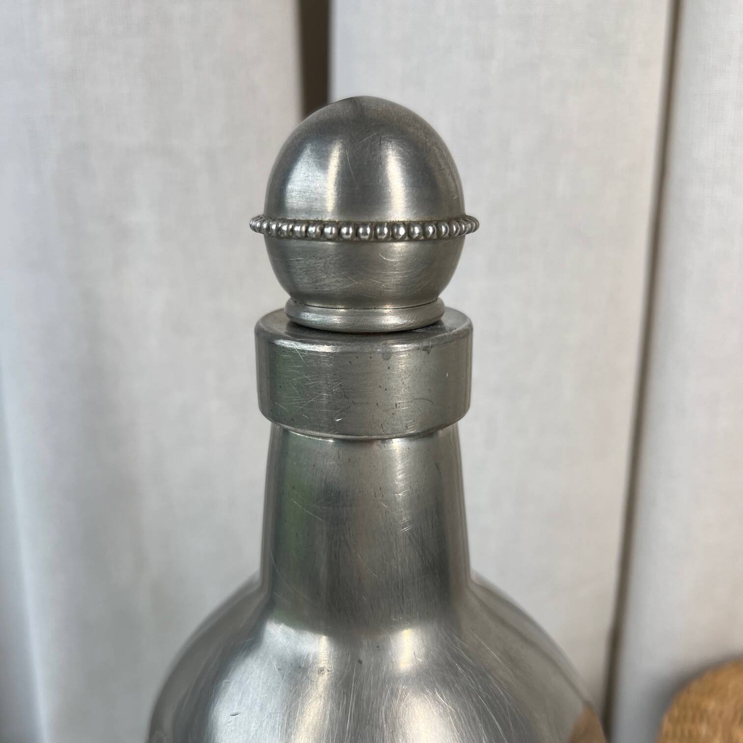 Carafe ou flacon en verre vert et étain