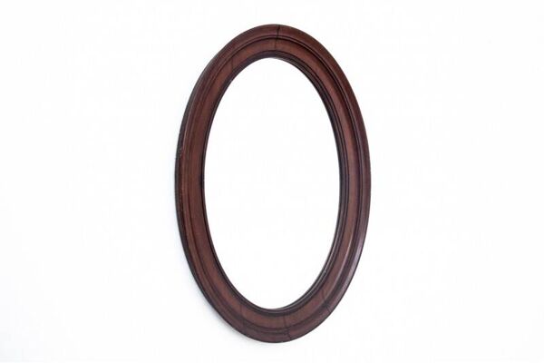 Miroir ovale dans un cadre en acajou, Europe du Nord, fin du XIXe siècle.
