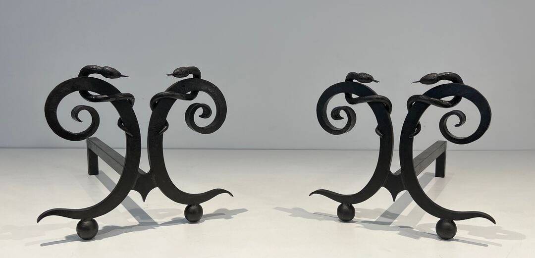 Paire de Chenets en Fer Forgé Modèle aux Serpents dans le Goût d’Edgar Bran