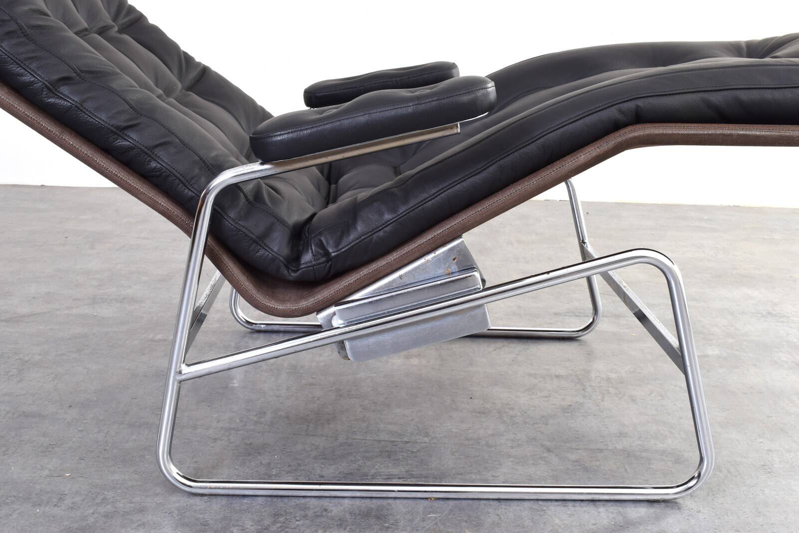 Bauhaus Leather and Chrome Model Fenix Chaise Longue by Sam Larsson for Dux