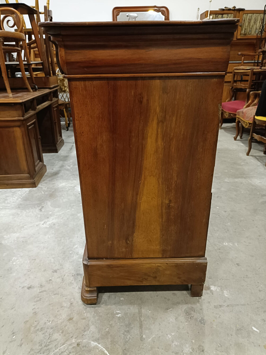 Louis Philippe commode from the mid-19th century, walnut.