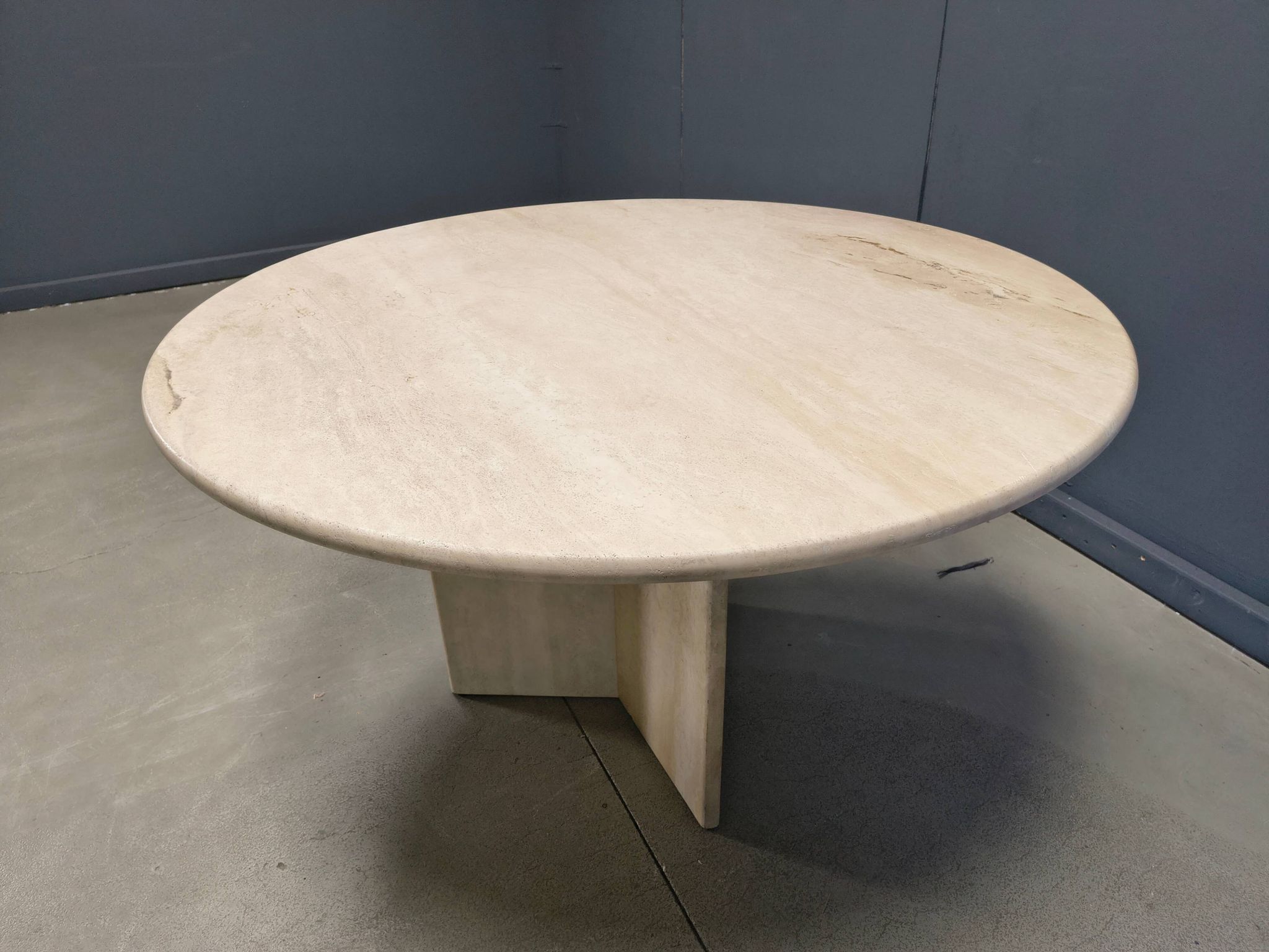 Table à manger ronde en travertin italien des années 1970