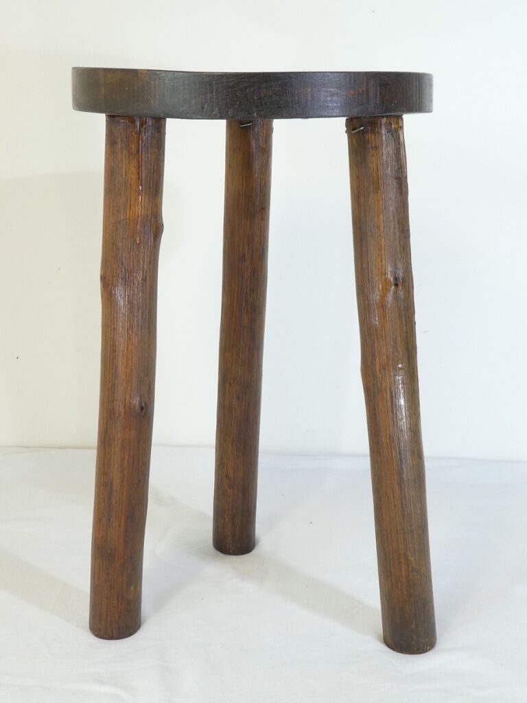 Tabouret rond tripode de traite en bois années 50