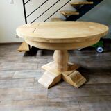 Round table in solid oak
