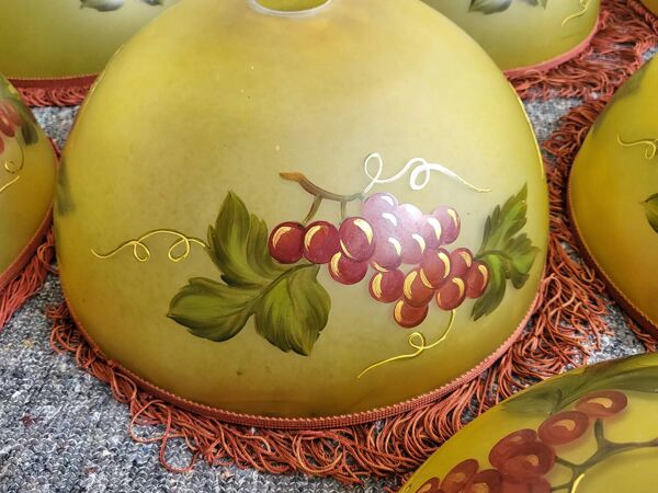 Suite de 10 abat-jour vintage 1960 en pate de verre decor raisin brasserie