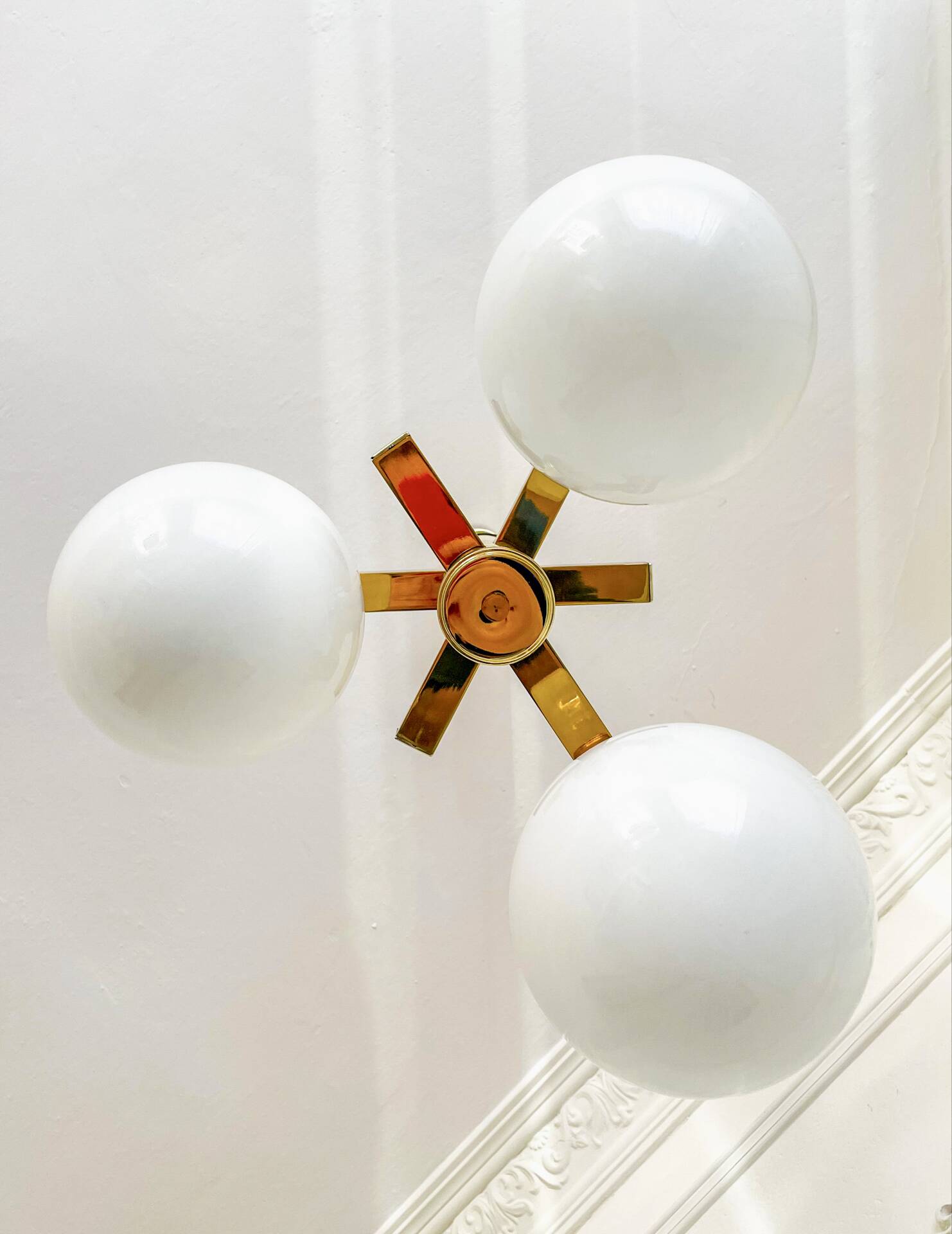 Gaetano Sciolari vintage chandelier in brass and opaline, 1970s
