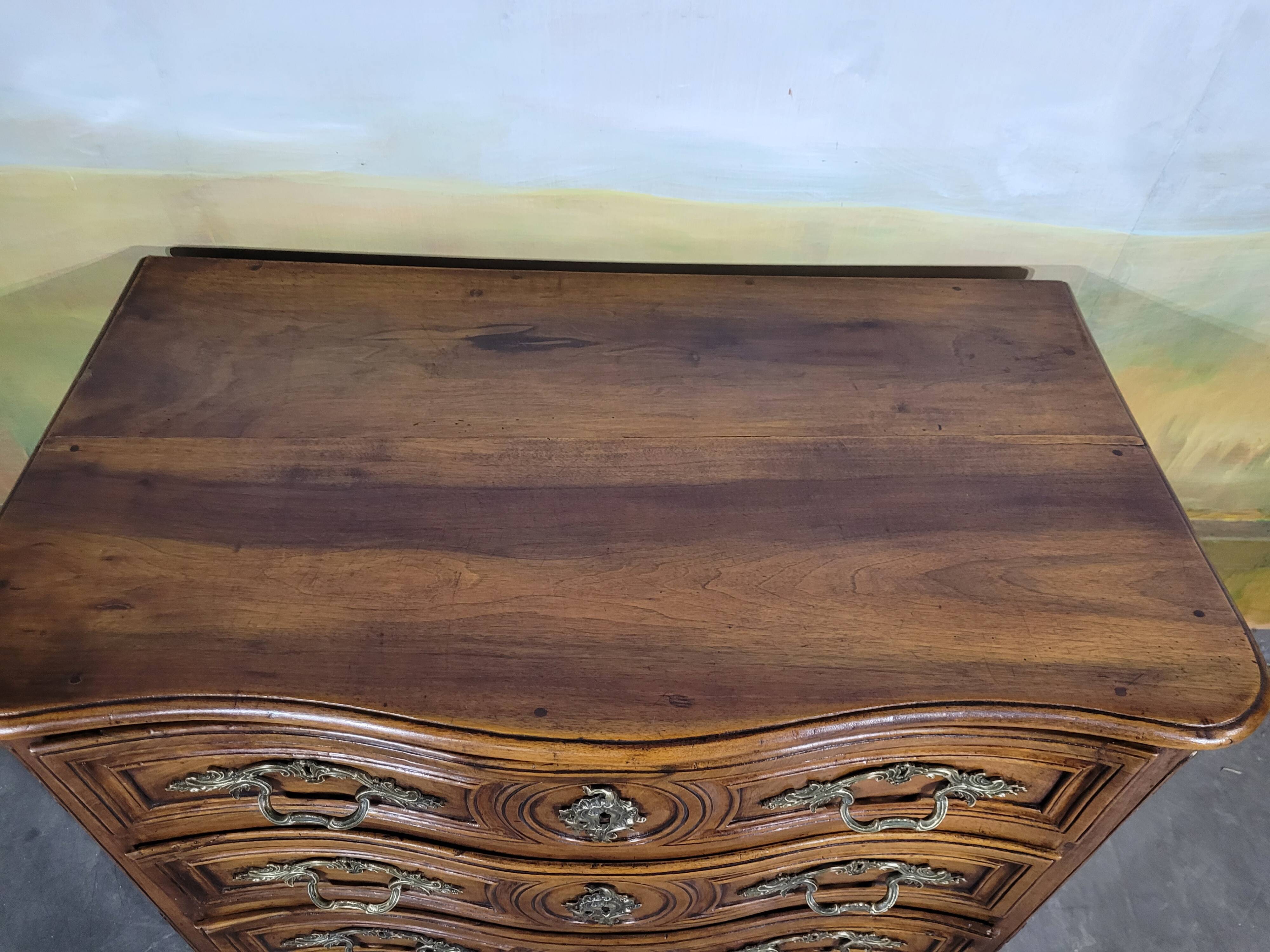 Petiote commode époque Louis XV galbée