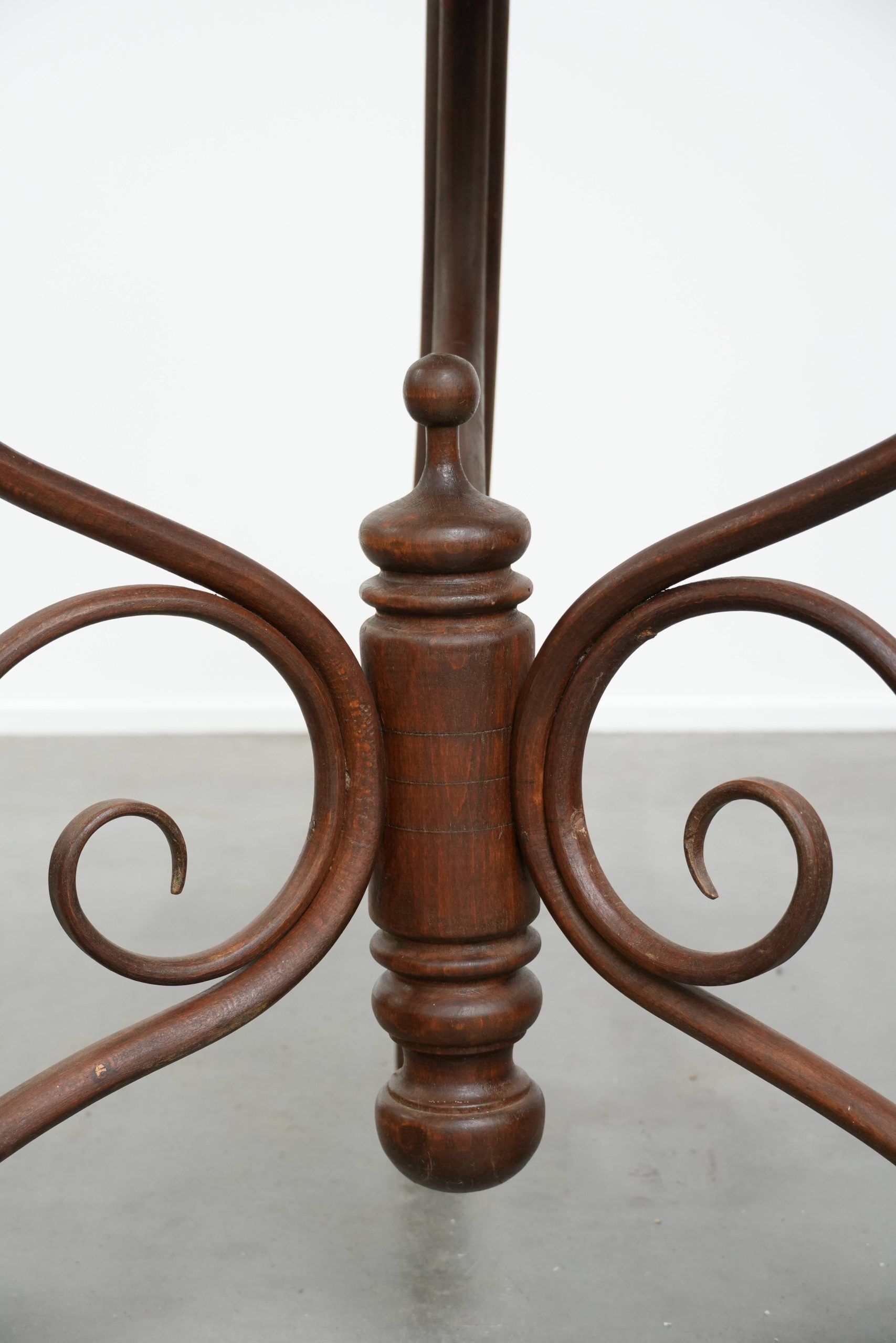 Table d'appoint Thonet ancienne du début du XXe siècle avec un plateau en pierre naturelle