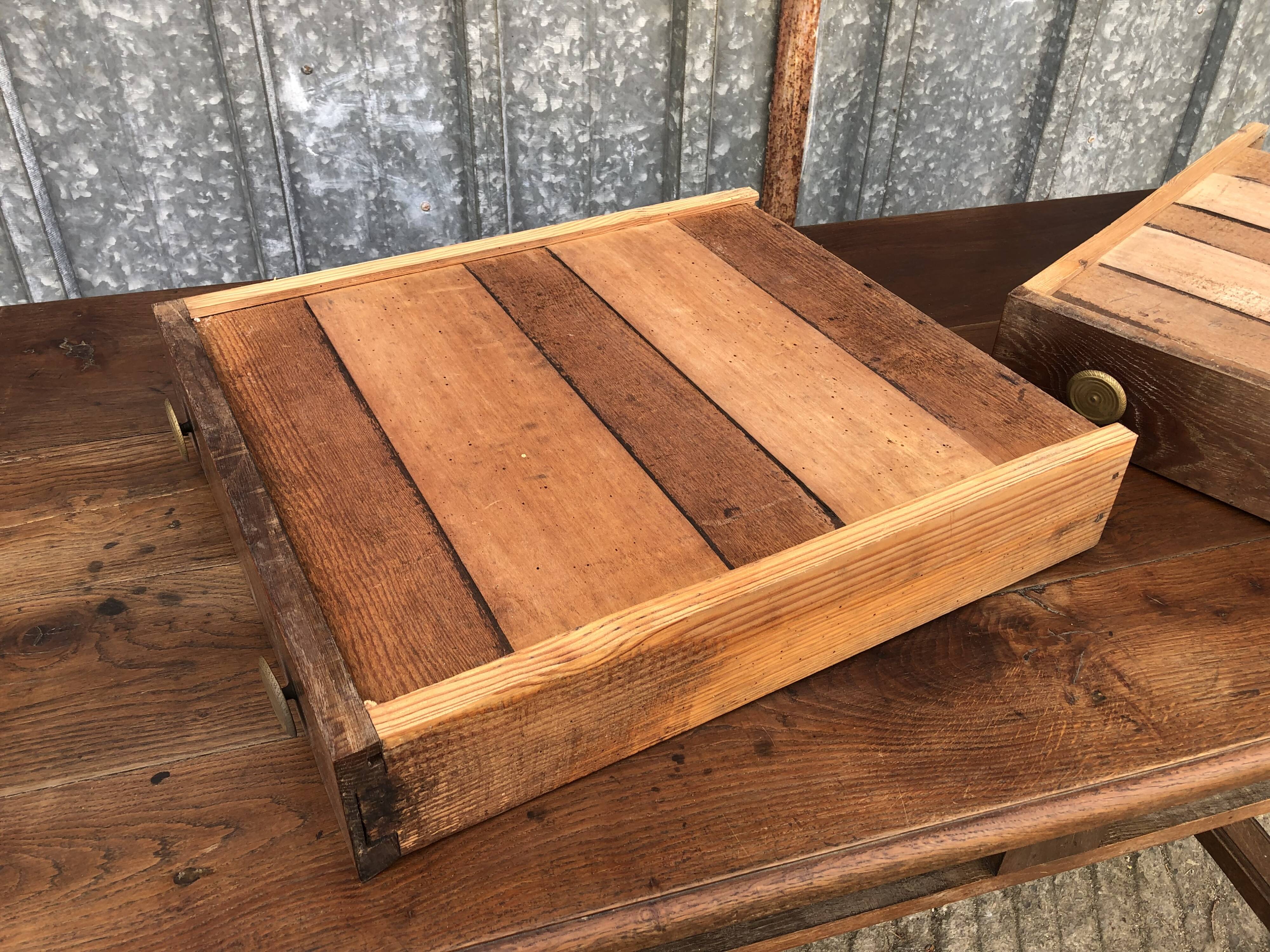 Table ancienne à barre à chat en chêne massif avec 2 tiroirs de face.
