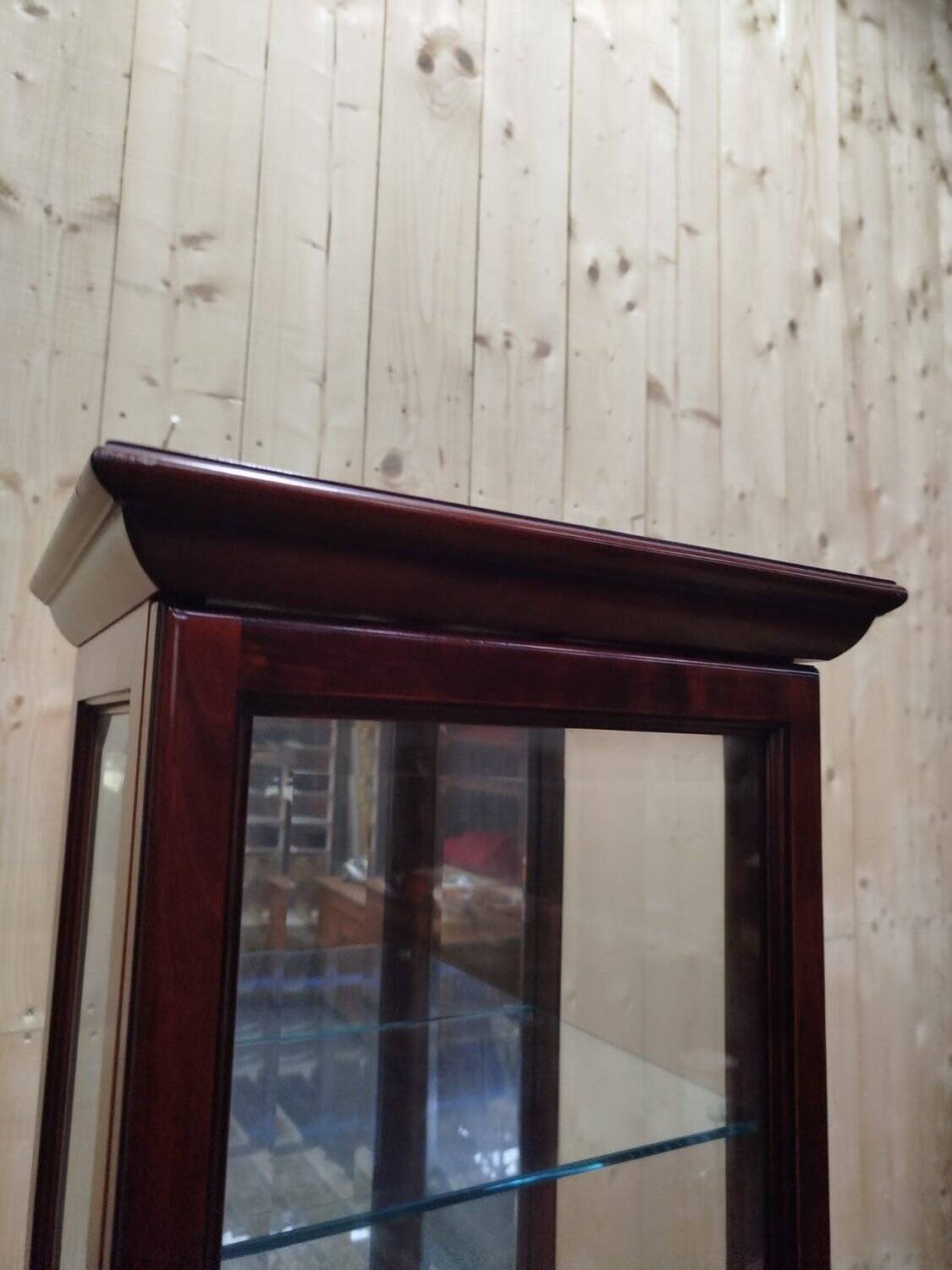 Vitrine étroite de présentation en merisier