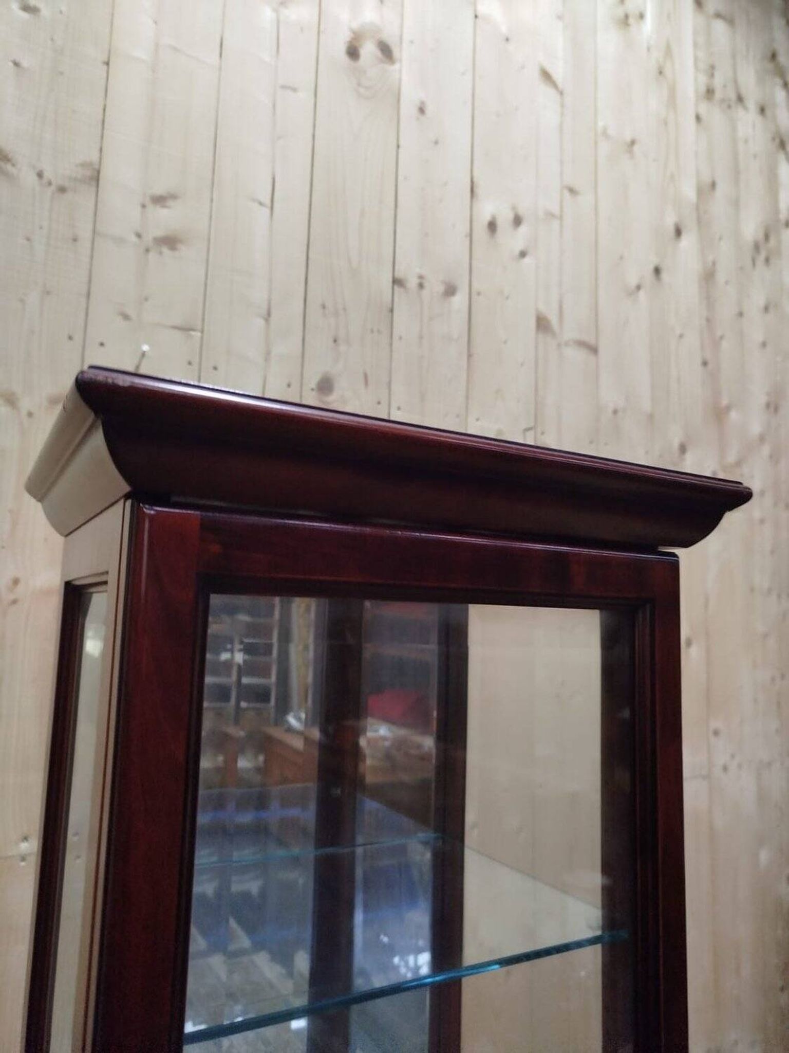 Vitrine étroite de présentation en merisier