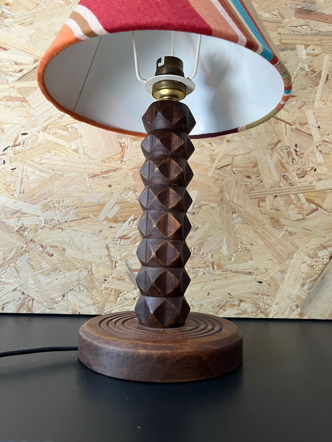 Lampe en bois sculpté avec abat jour