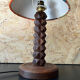 Lampe en bois sculpté avec abat jour