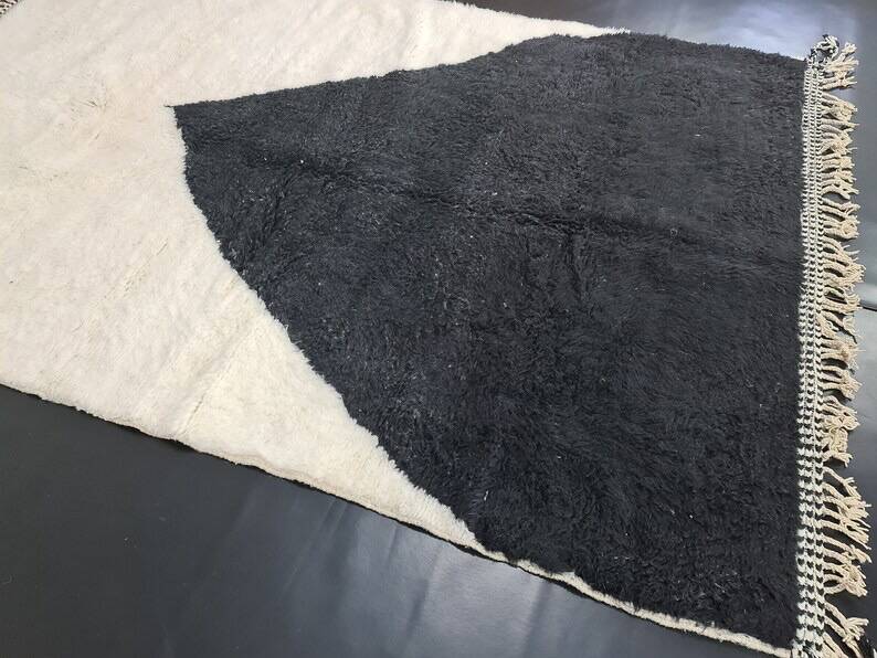 Beni Ouraine rug, white and black, handwoven in the traditional style, size 150x250cm