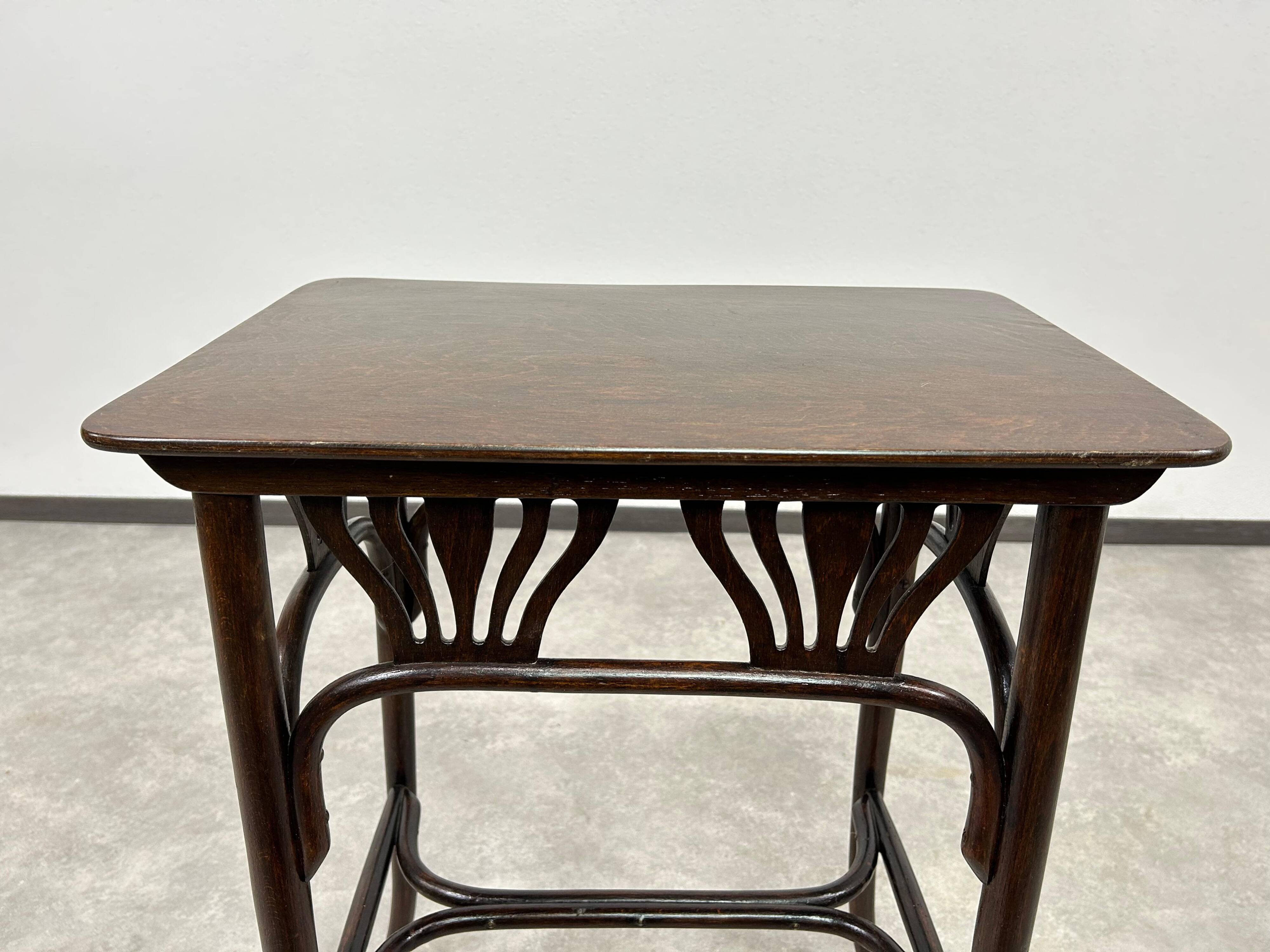 Table d'appoint en bois courbé par Thonet