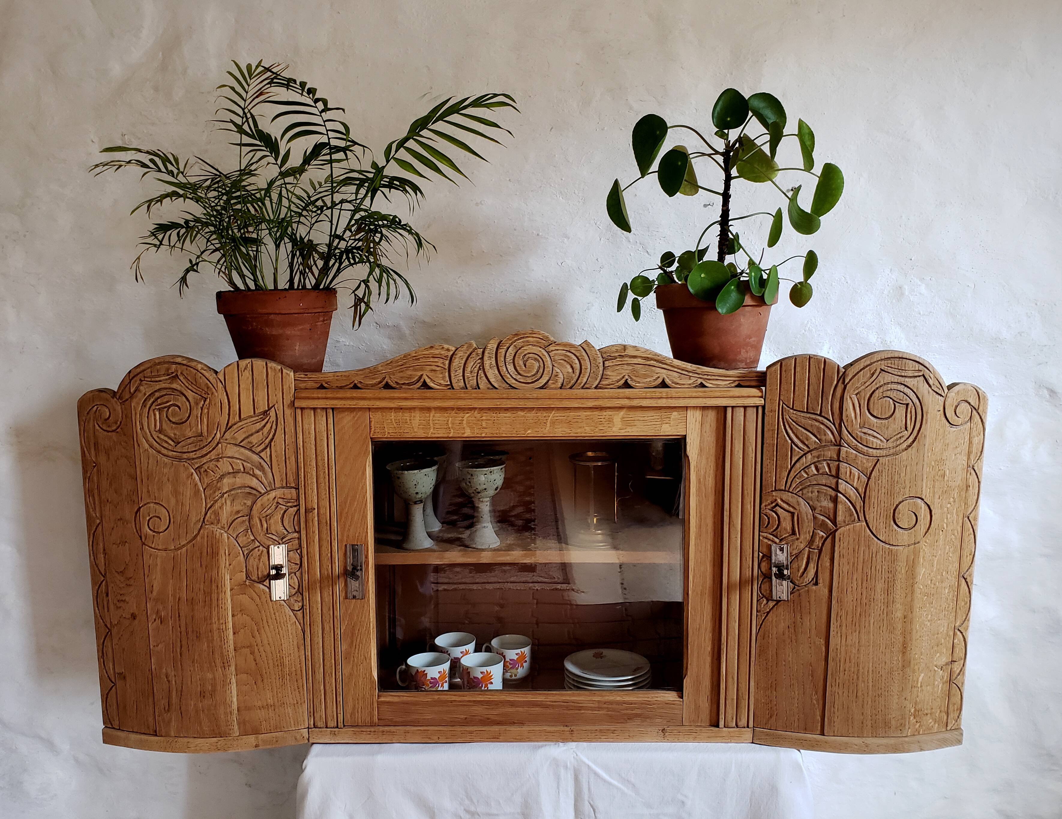Art-deco wall showcase in raw oak