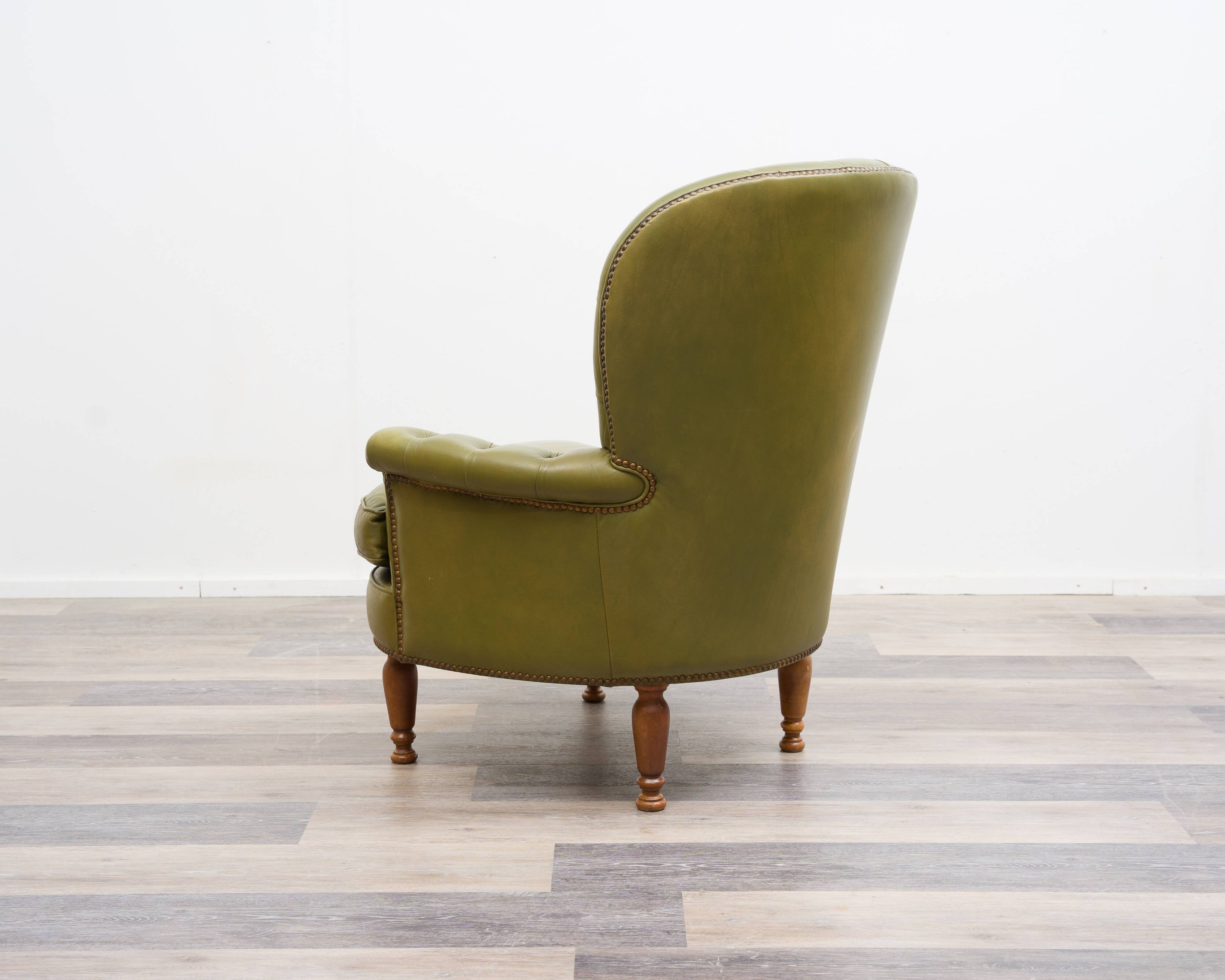 Fauteuil Chesterfield en cuir vert olive